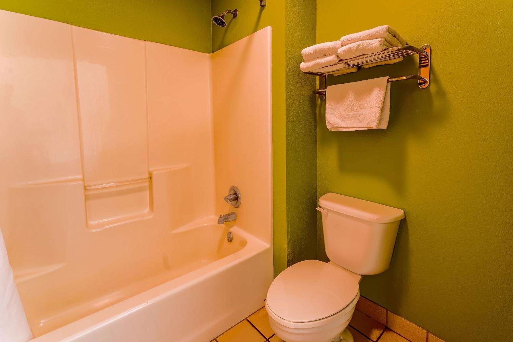 Oyo West Hotel 2*